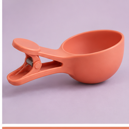 Pet Food Scoop with Bag Clip — feature